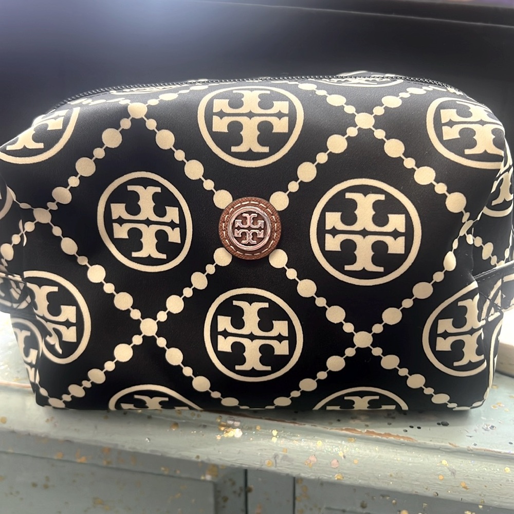 NWOT TORY BURCH PRINTED T-MONOGRAM LARGE COSMETIC CASE. Black/Cream